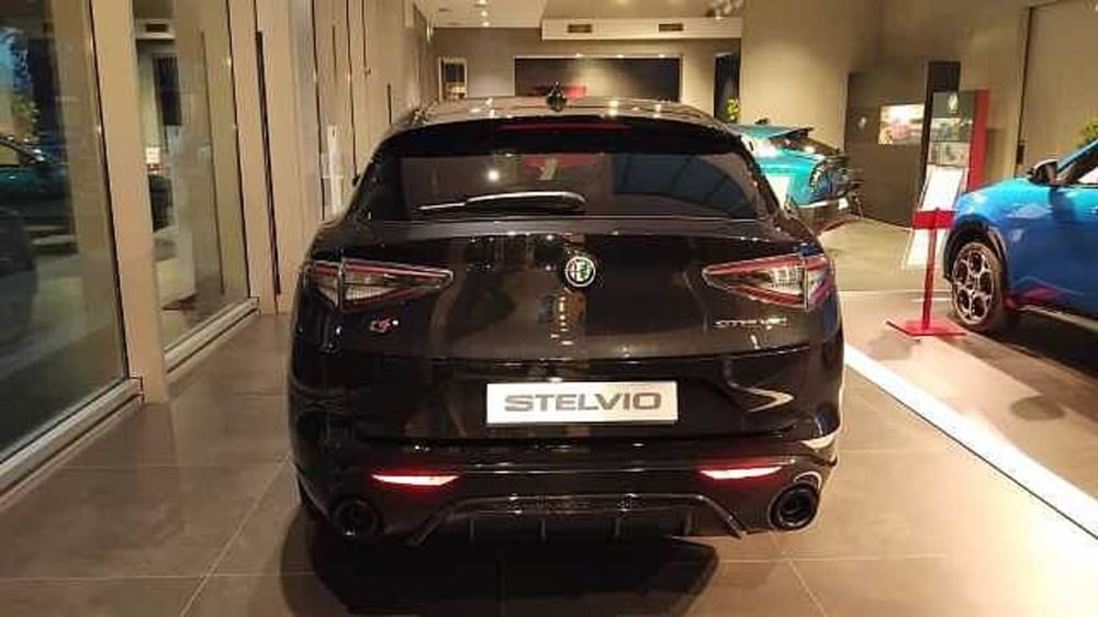 Alfa Romeo Stelvio nuova a Milano (3)