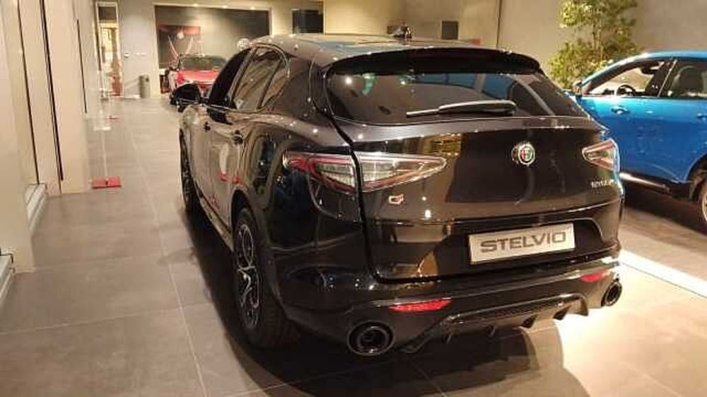 Alfa Romeo Stelvio nuova a Milano (4)