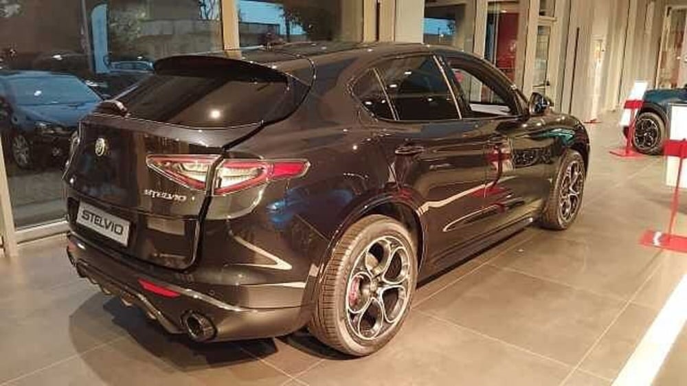 Alfa Romeo Stelvio nuova a Milano (5)