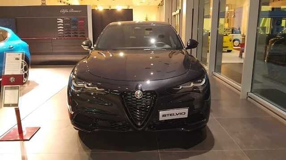 Alfa Romeo Stelvio nuova a Milano (6)