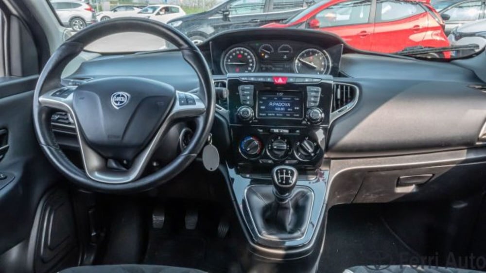 Lancia Ypsilon usata a Padova (10)