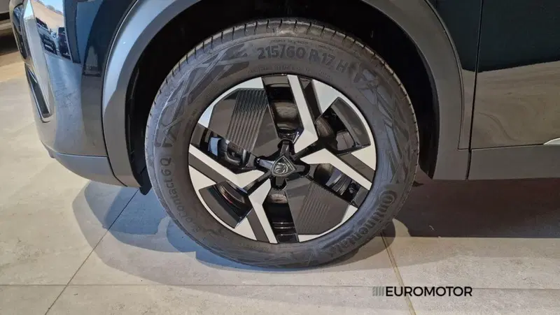 Peugeot 2008 nuova a Bari (9)