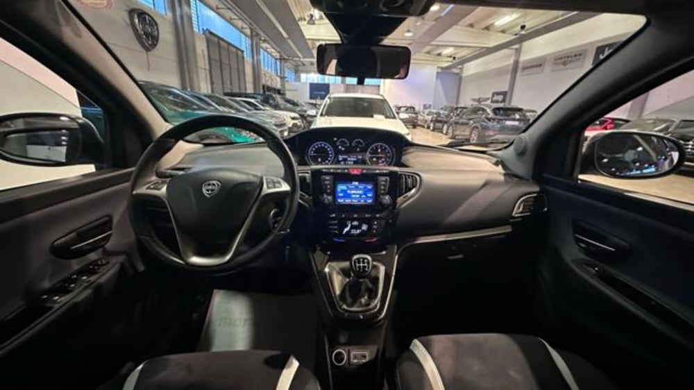 Lancia Ypsilon usata a Reggio Emilia (16)