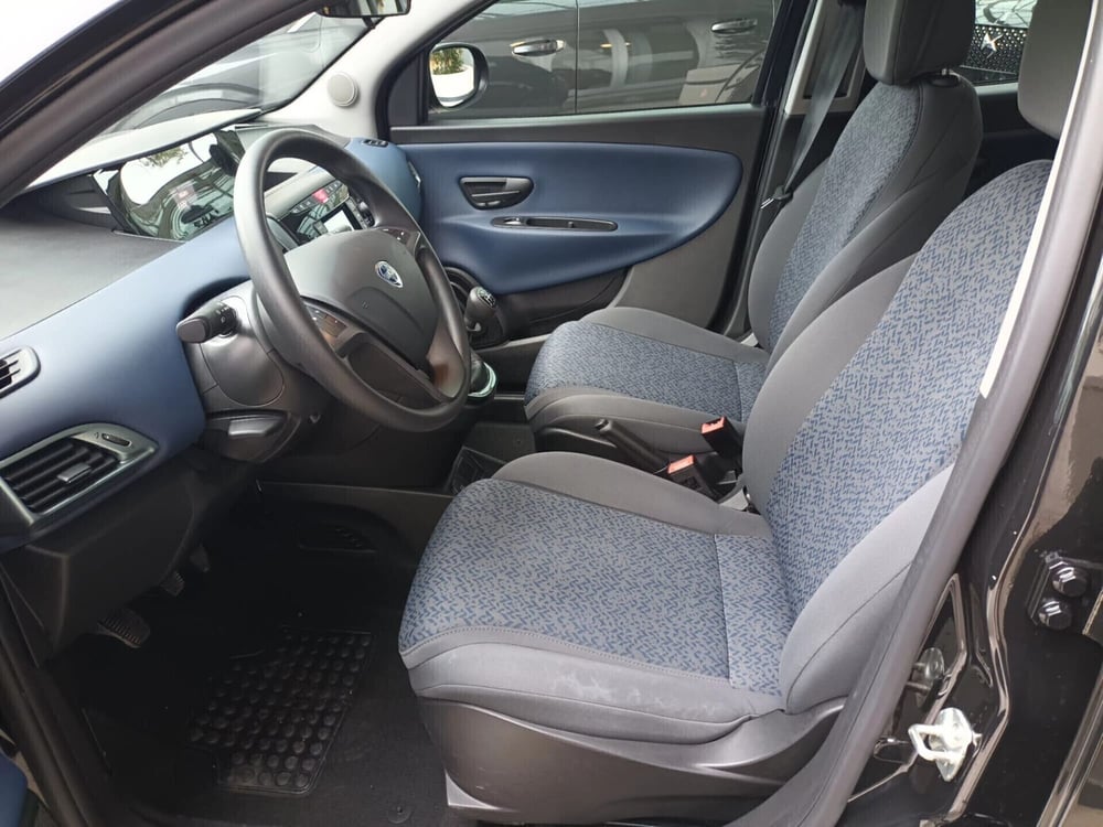 Lancia Ypsilon usata a Bari (12)