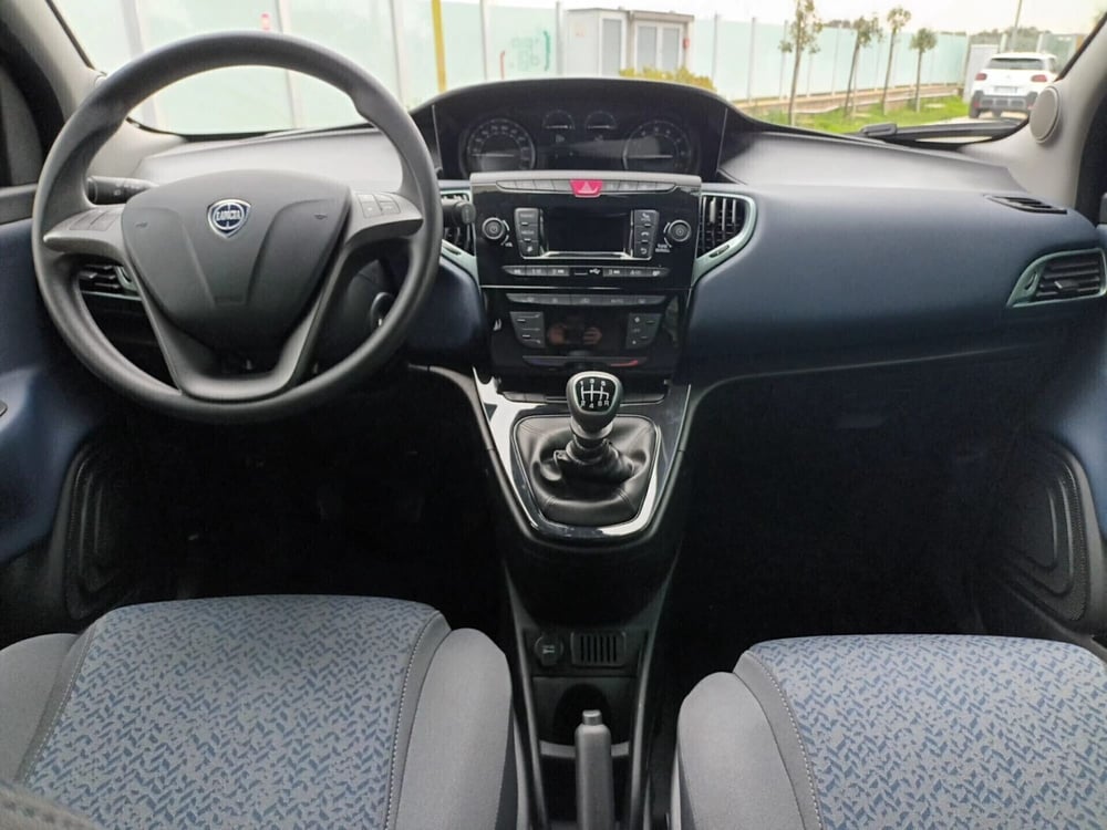 Lancia Ypsilon usata a Bari (7)