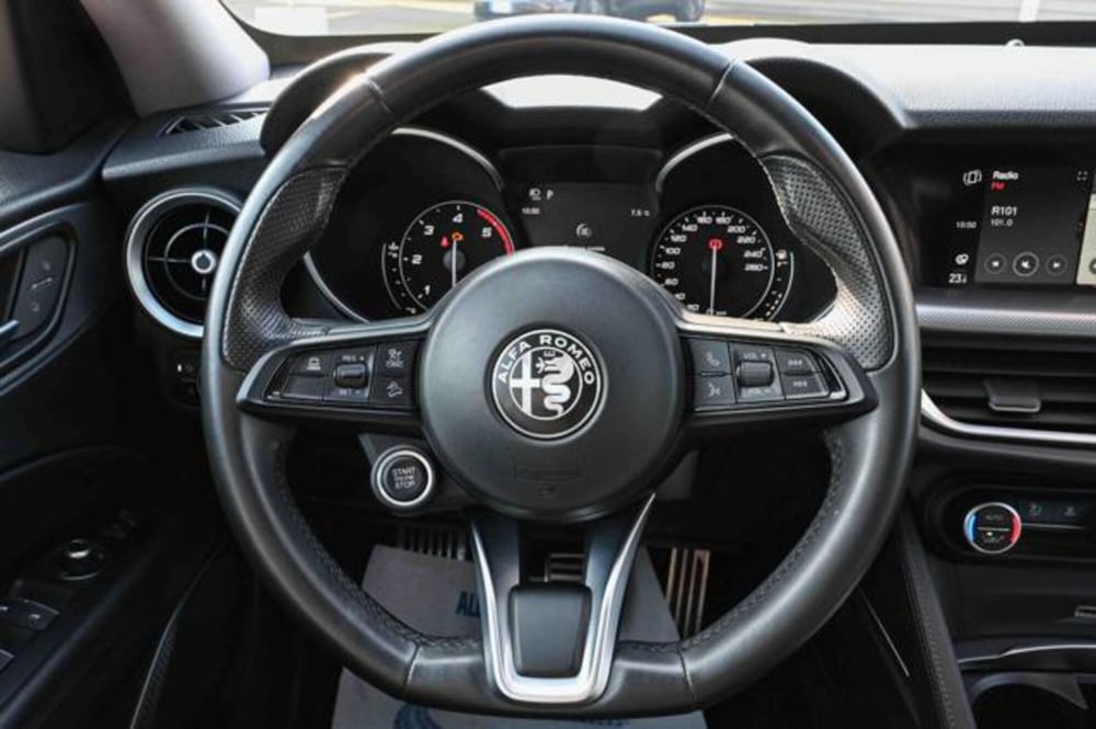 Alfa Romeo Stelvio usata a Torino (17)