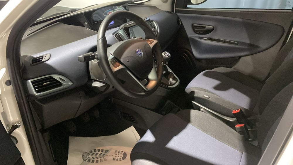 Lancia Ypsilon usata a Bergamo (13)