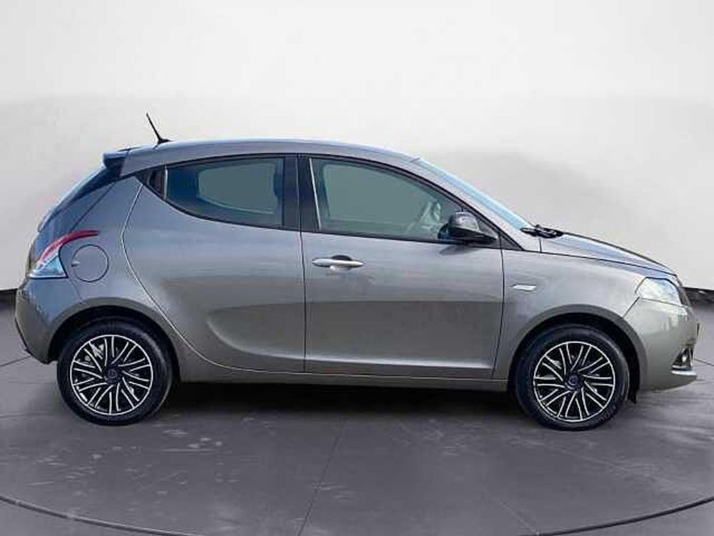 Lancia Ypsilon usata a Potenza (15)