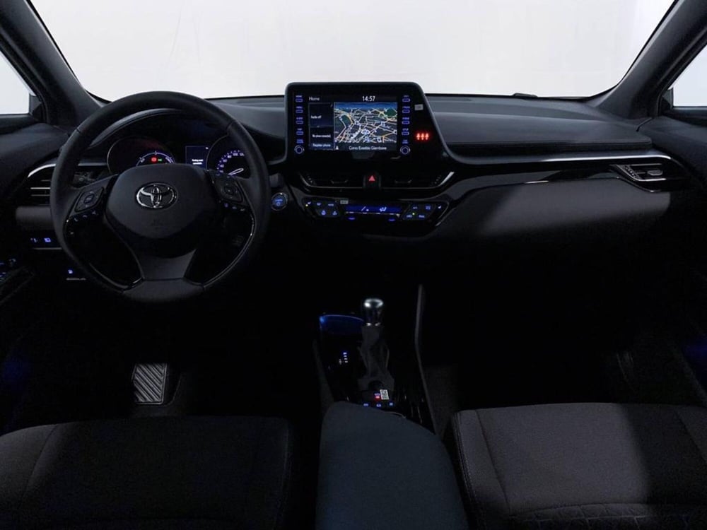 Toyota Toyota C-HR nuova a Torino (7)