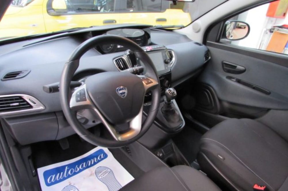 Lancia Ypsilon usata a Milano (7)