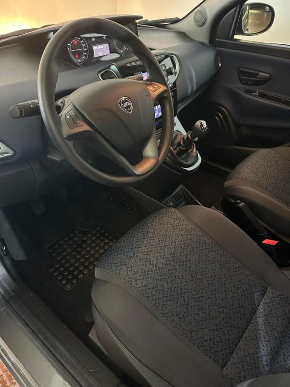 Lancia Ypsilon usata a Torino (8)