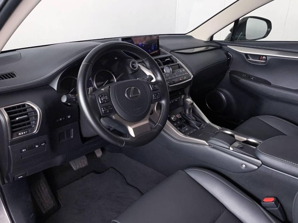 Lexus NX nuova a Torino (8)