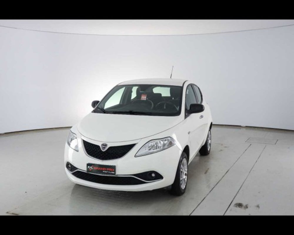 Lancia Ypsilon usata a Bologna (2)