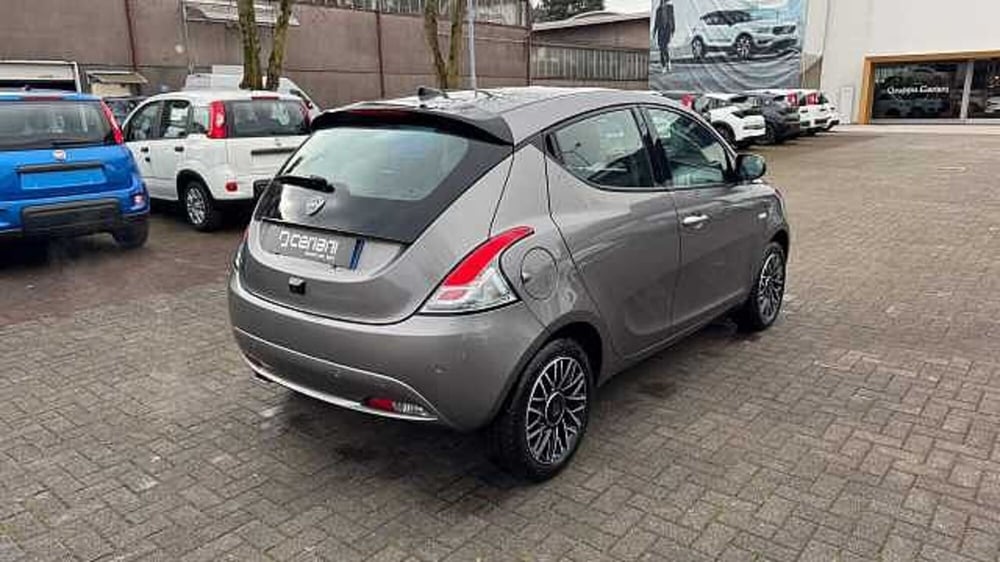 Lancia Ypsilon usata a Milano (5)