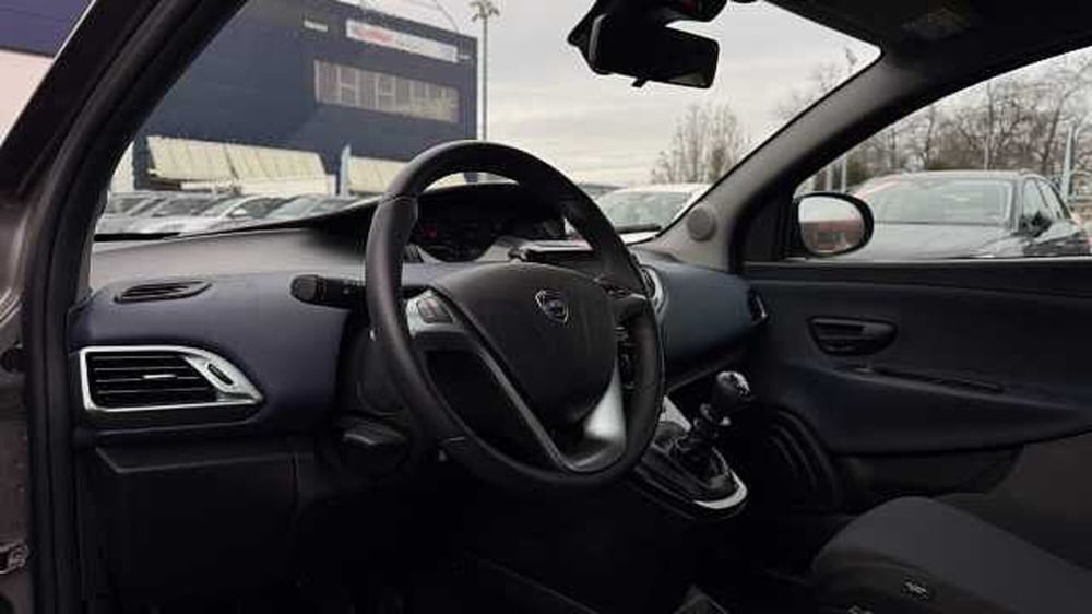 Lancia Ypsilon usata a Milano (9)