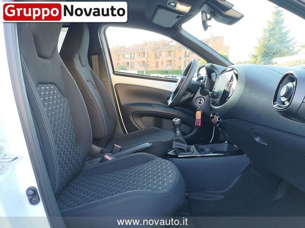 Toyota Aygo X nuova a Varese (13)