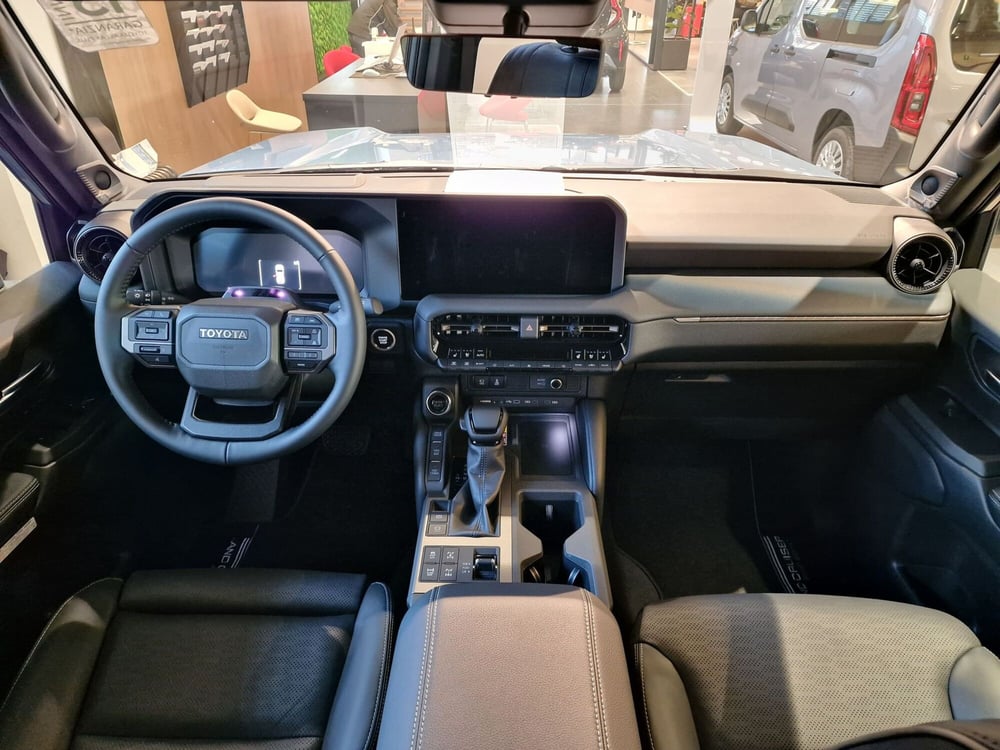 Toyota Land Cruiser nuova a Cremona (8)