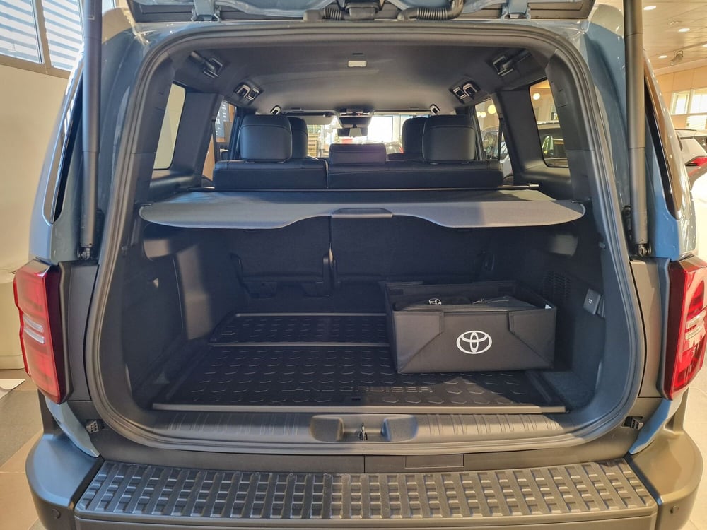 Toyota Land Cruiser nuova a Cremona (9)