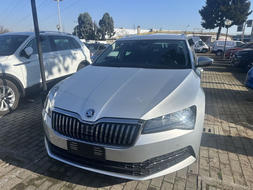 Skoda Superb Station Wagon nuova a Milano (2)