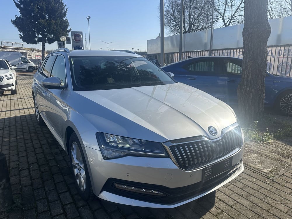 Skoda Superb Station Wagon nuova a Milano (3)