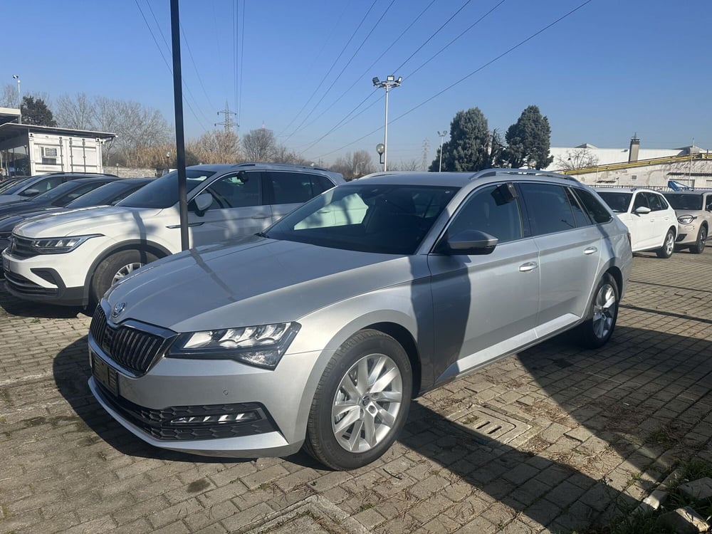 Skoda Superb Station Wagon nuova a Milano (4)