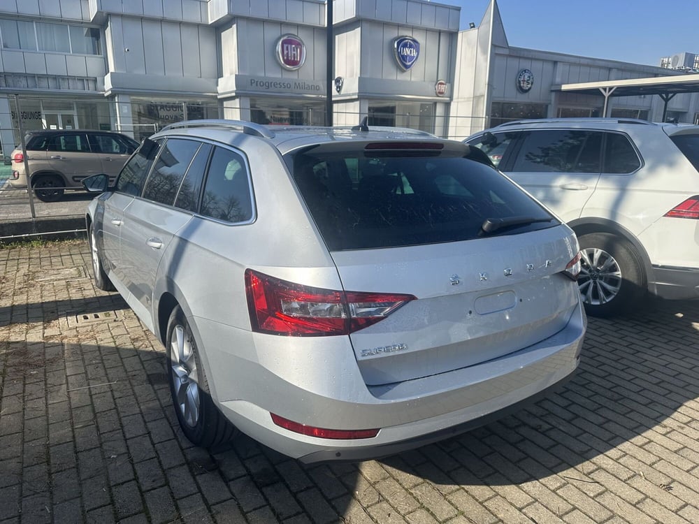 Skoda Superb Station Wagon nuova a Milano (6)