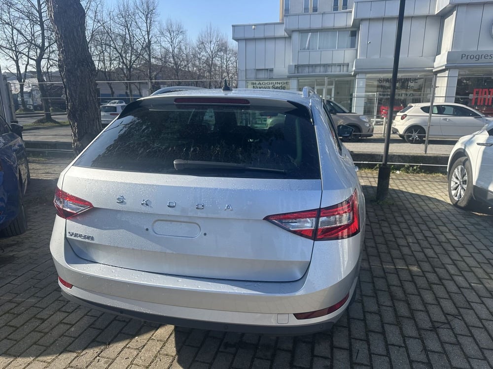 Skoda Superb Station Wagon nuova a Milano (7)