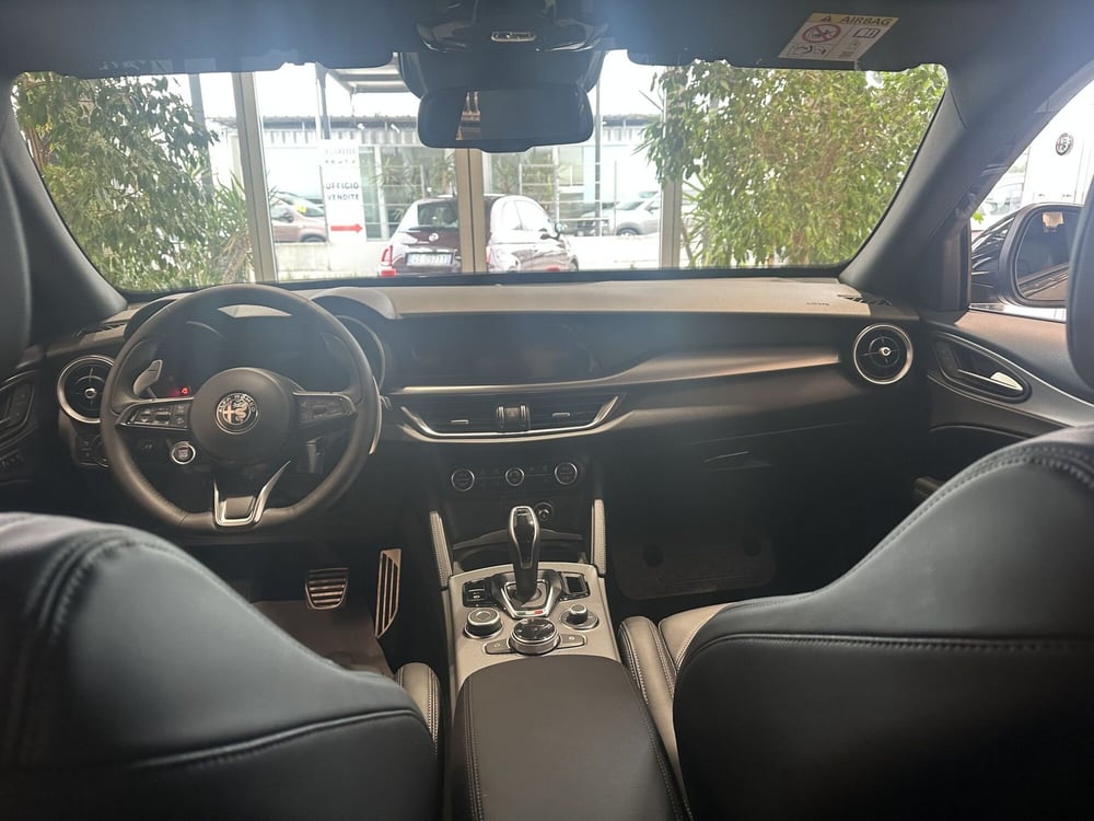 Alfa Romeo Stelvio nuova a Milano (12)