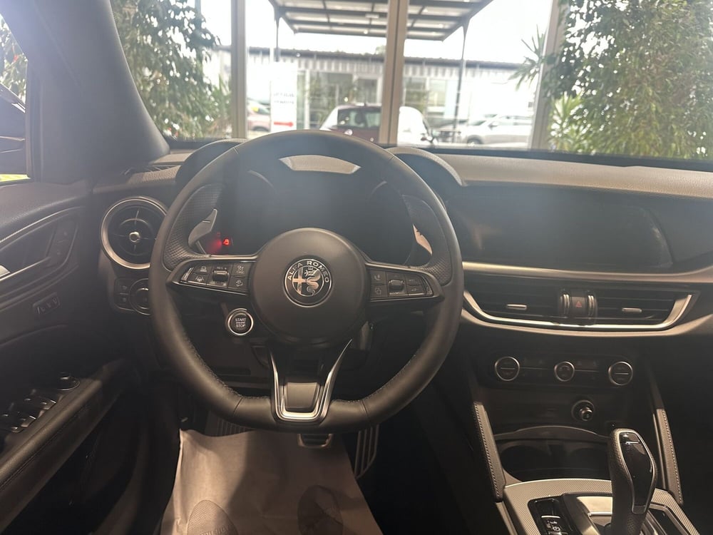 Alfa Romeo Stelvio nuova a Milano (13)