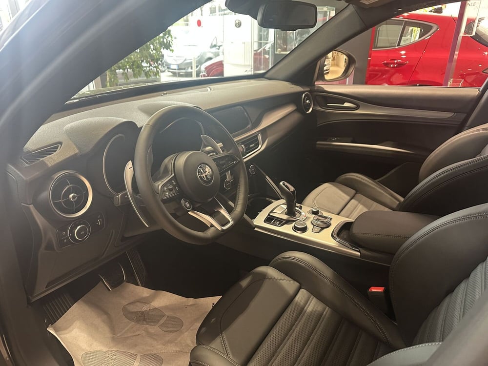 Alfa Romeo Stelvio nuova a Milano (14)