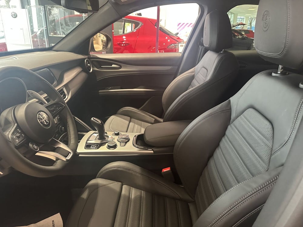 Alfa Romeo Stelvio nuova a Milano (15)