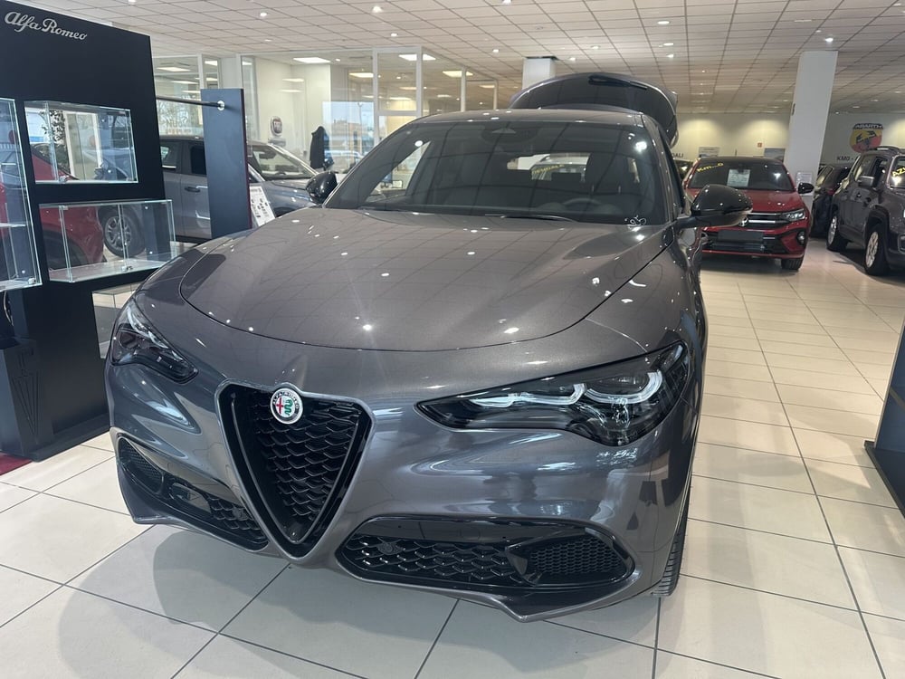 Alfa Romeo Stelvio nuova a Milano (2)