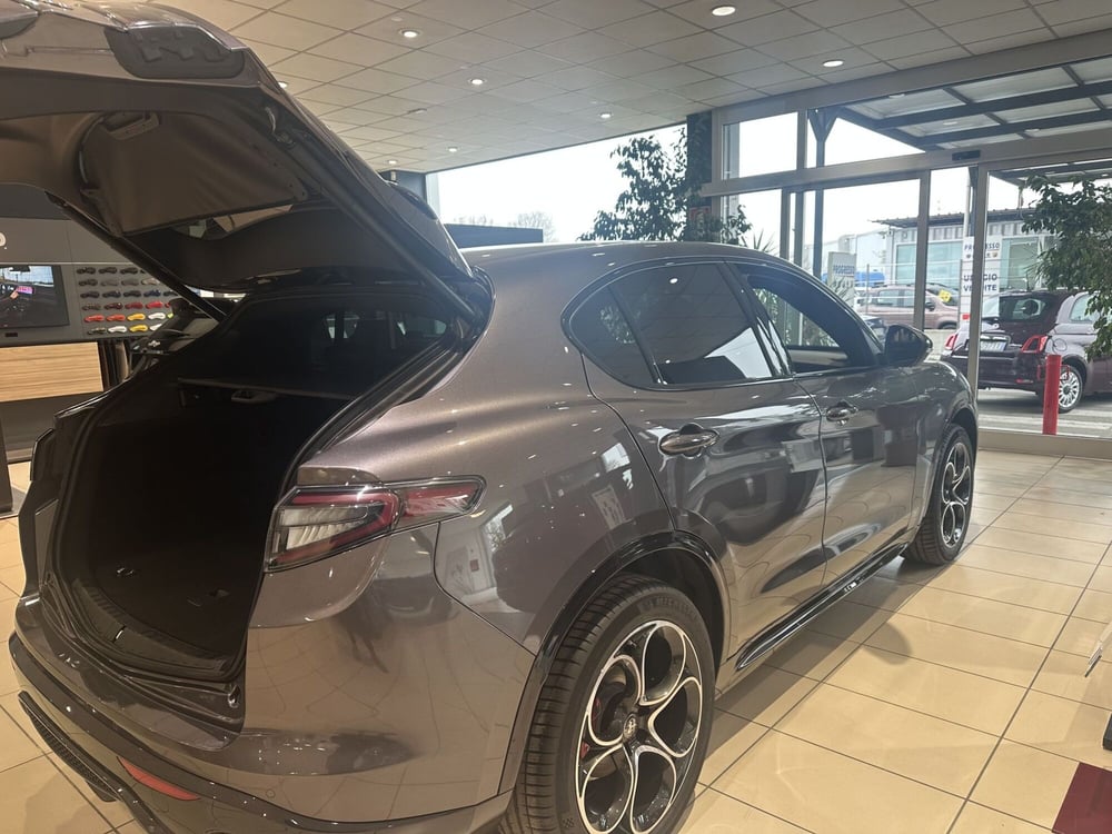 Alfa Romeo Stelvio nuova a Milano (6)