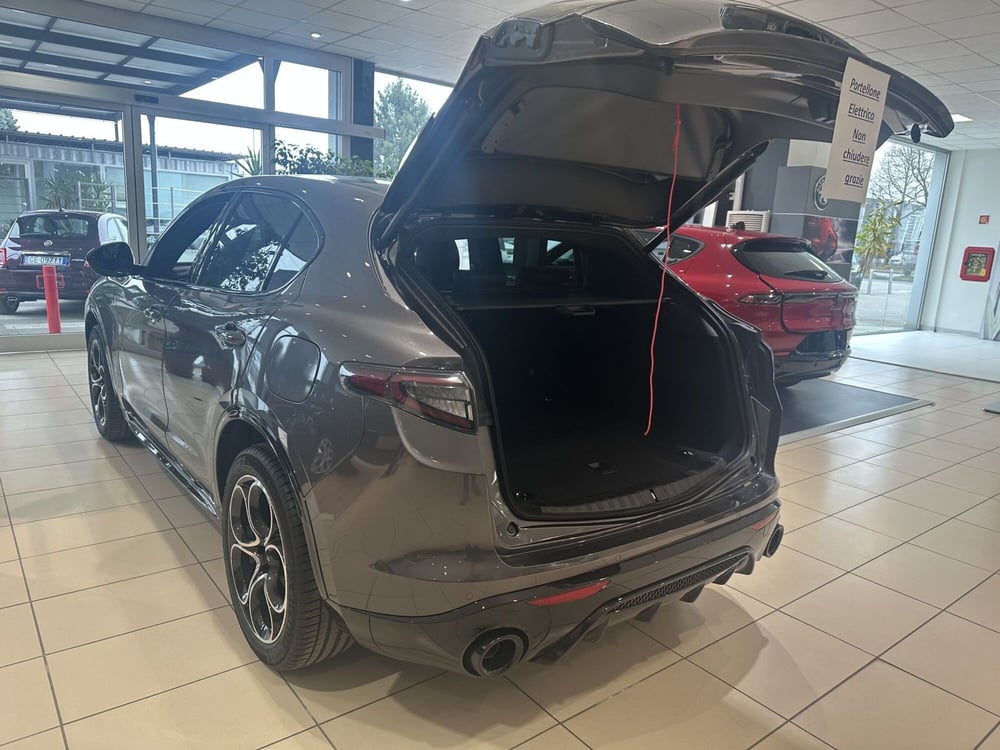 Alfa Romeo Stelvio nuova a Milano (8)