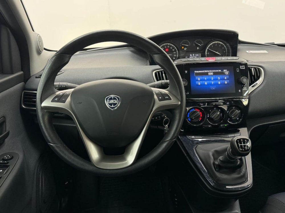 Lancia Ypsilon usata a Como (10)