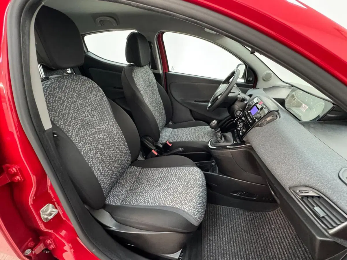 Lancia Ypsilon usata a Como (3)