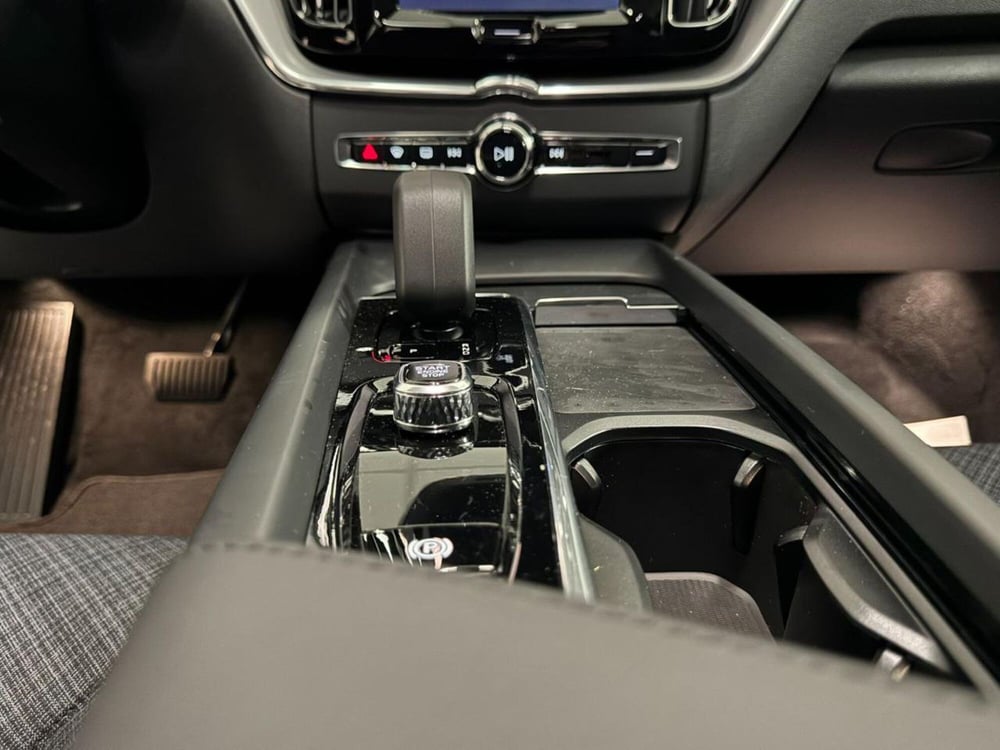 Volvo XC60 nuova a Como (7)