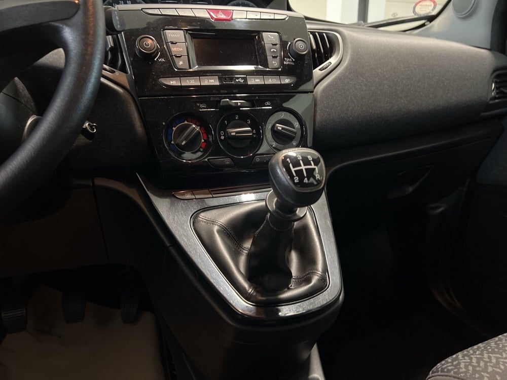 Lancia Ypsilon usata a Pisa (9)