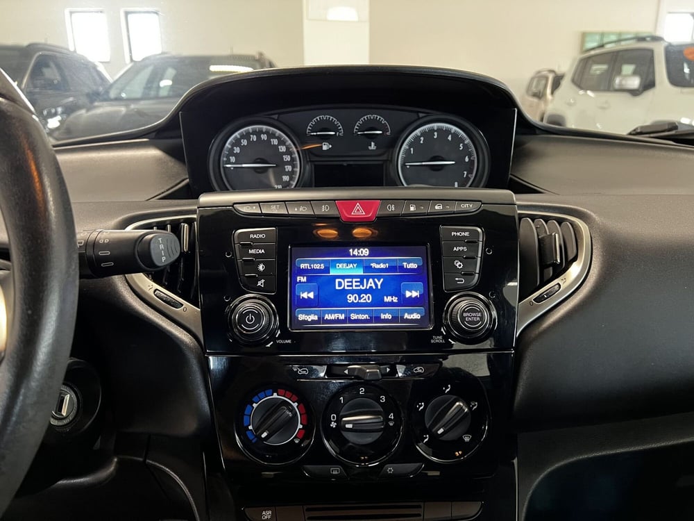 Lancia Ypsilon usata a Pisa (7)