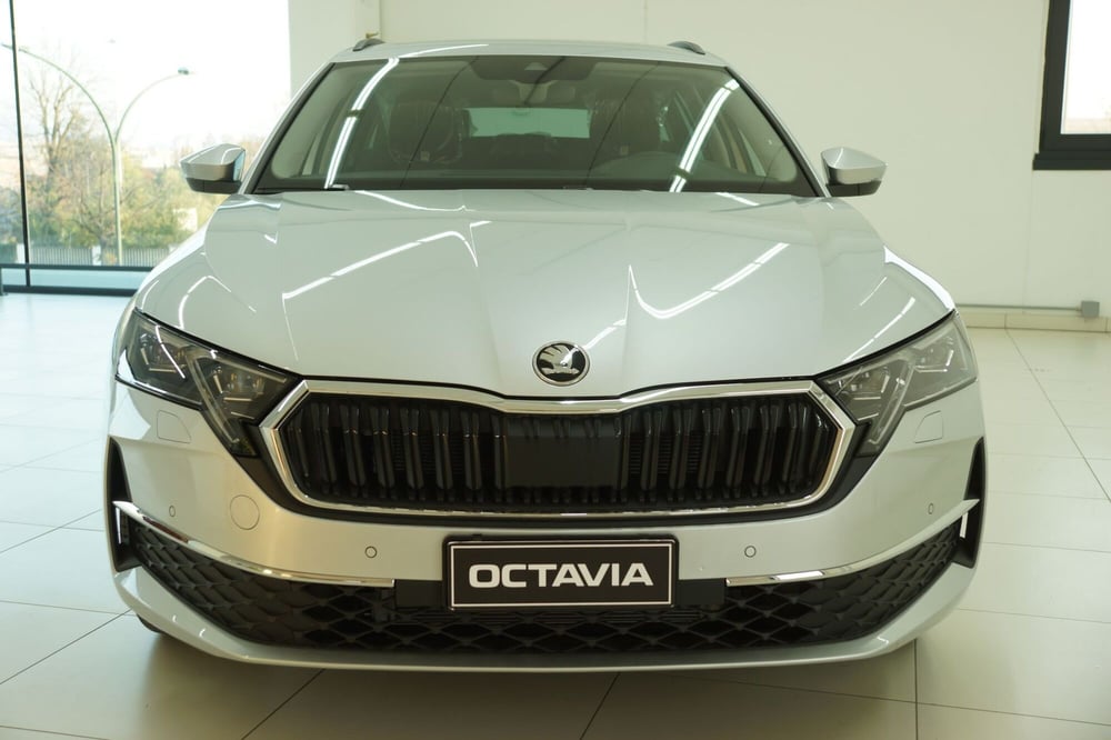 Skoda Octavia Station Wagon nuova a Torino (4)