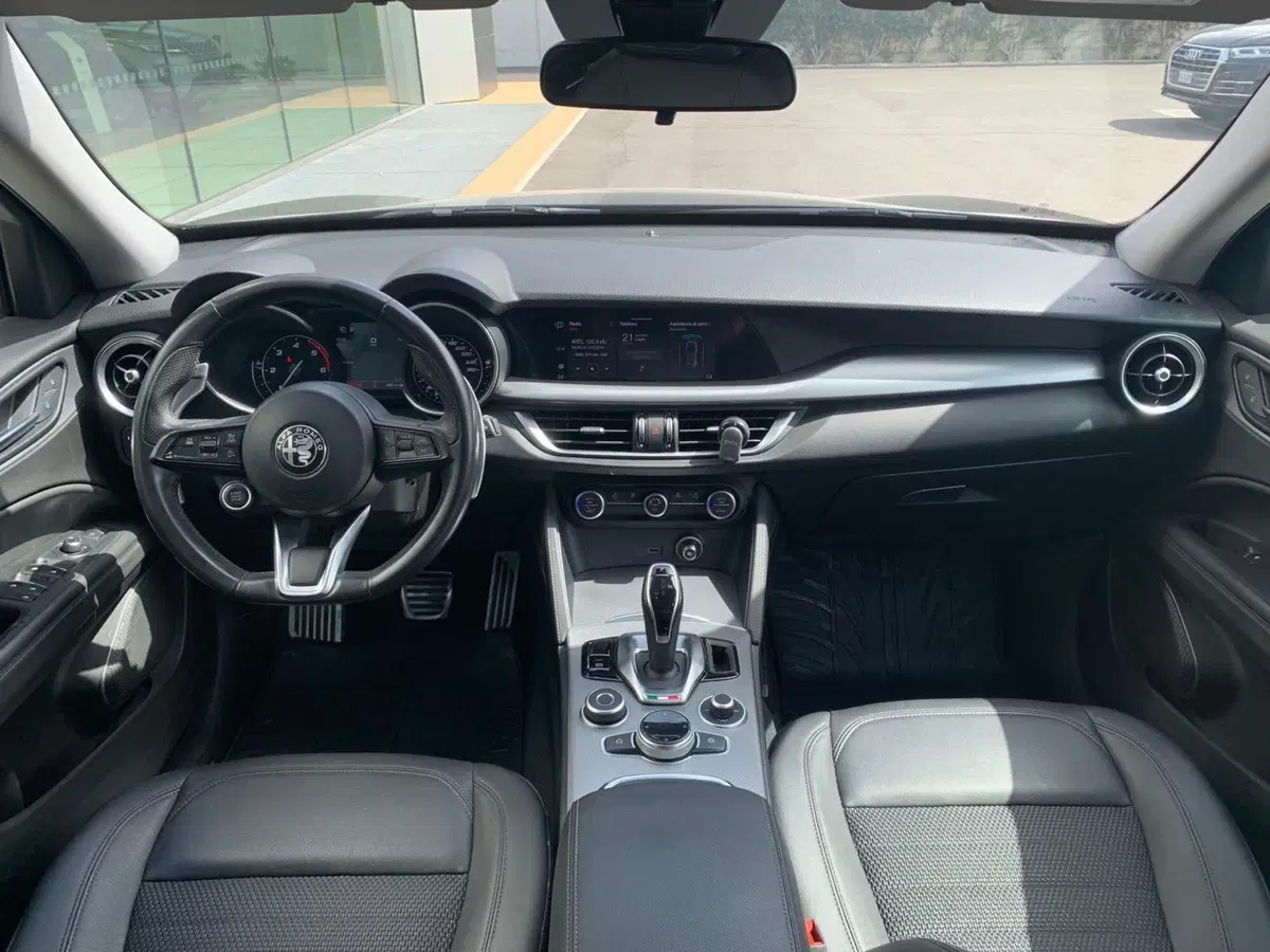 Alfa Romeo Stelvio usata a Bari (4)