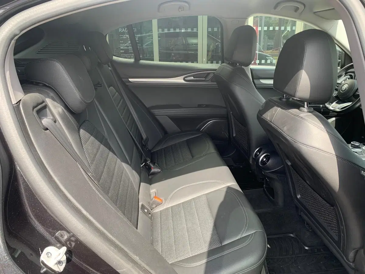 Alfa Romeo Stelvio usata a Bari (5)