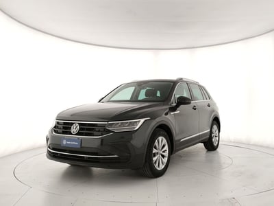 Volkswagen Tiguan 2.0 TDI 150 CV SCR DSG 4MOTION Life del 2023 usata a Torre Annunziata