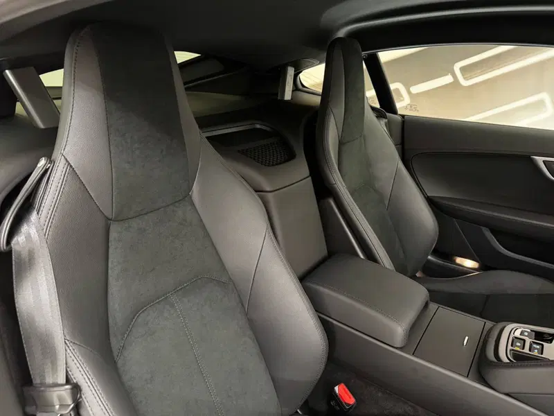 Jaguar F-Type Coupé nuova a Savona (4)