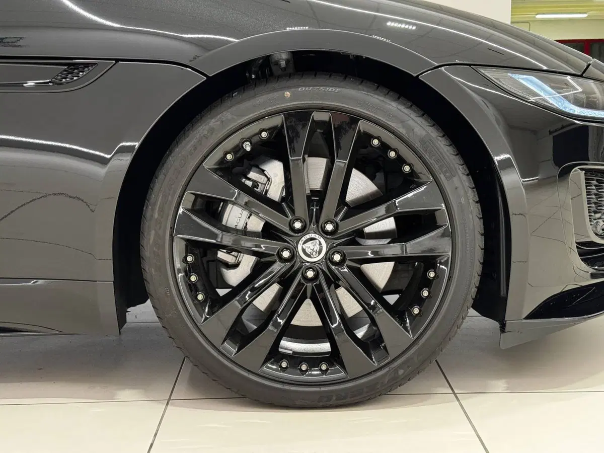 Jaguar F-Type Coupé nuova a Savona (9)