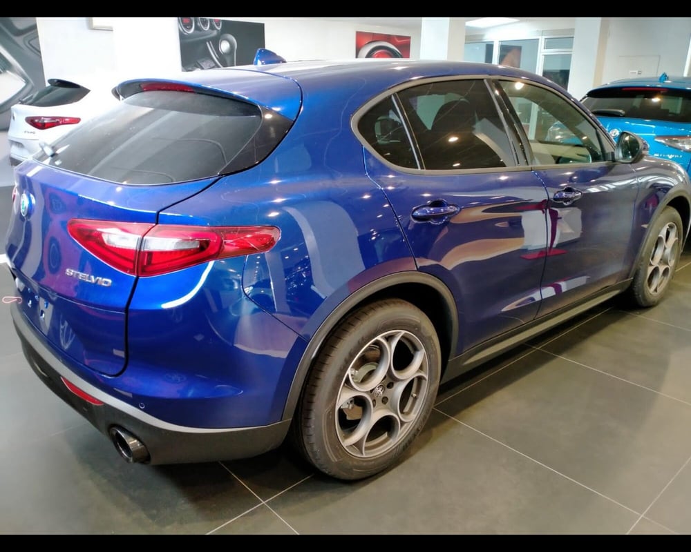 Alfa Romeo Stelvio nuova a Lucca (4)