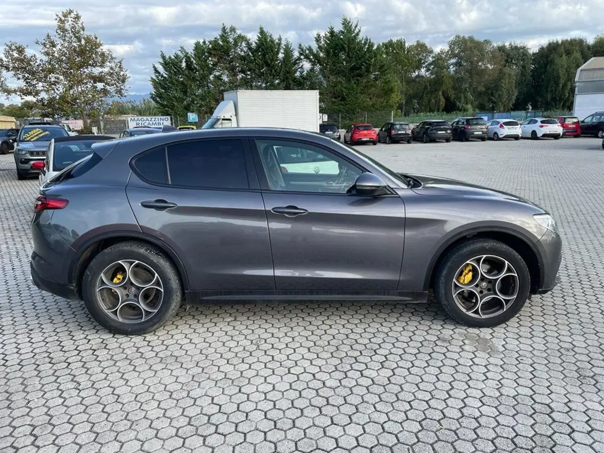 Alfa Romeo Stelvio usata a Lucca (4)