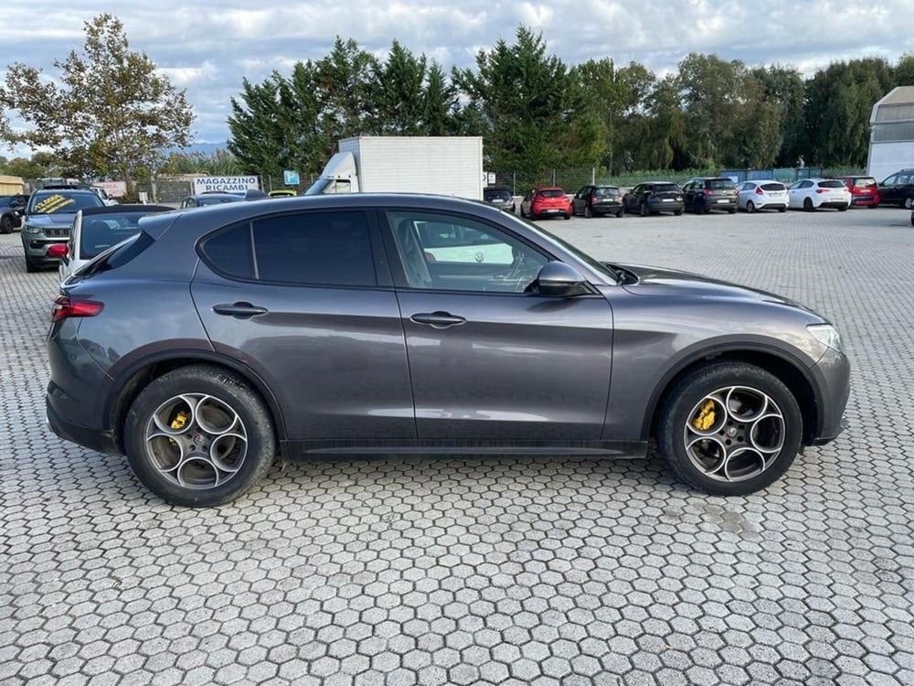 Alfa Romeo Stelvio usata a Lucca (4)