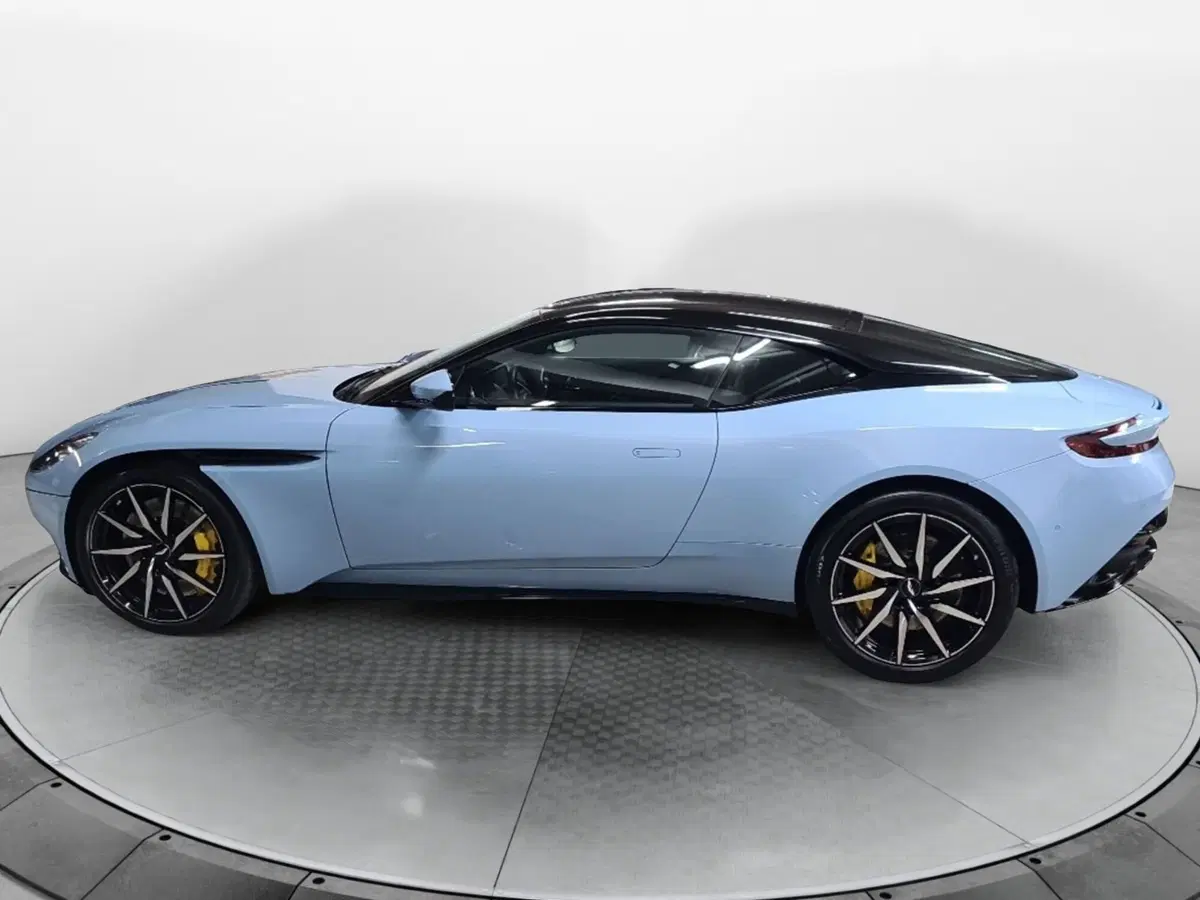 Aston Martin DB11 usata a Caserta (8)