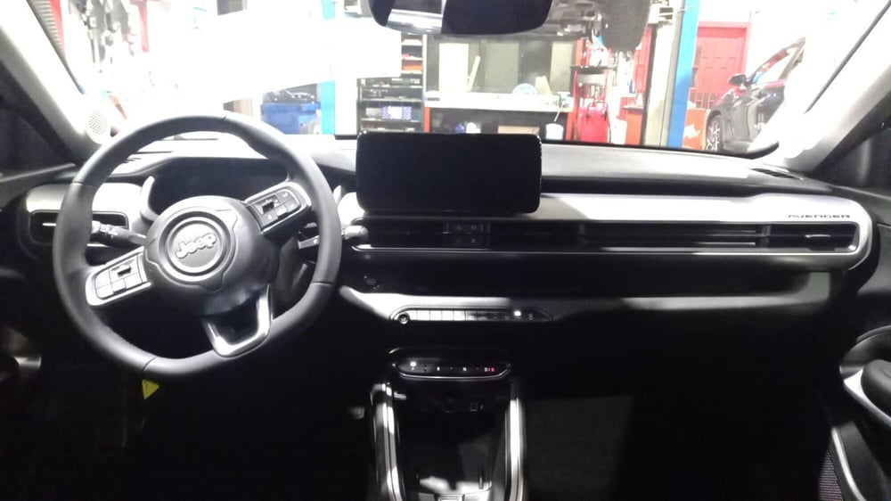 Jeep Avenger nuova a Benevento (12)